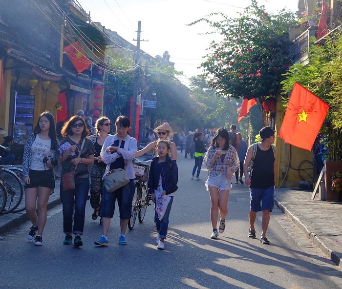 Du khách Hàn Quốc tham quan phố cổ Hội An, Quảng Nam